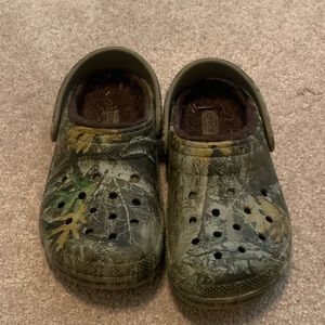 Fur-lined camo crocs